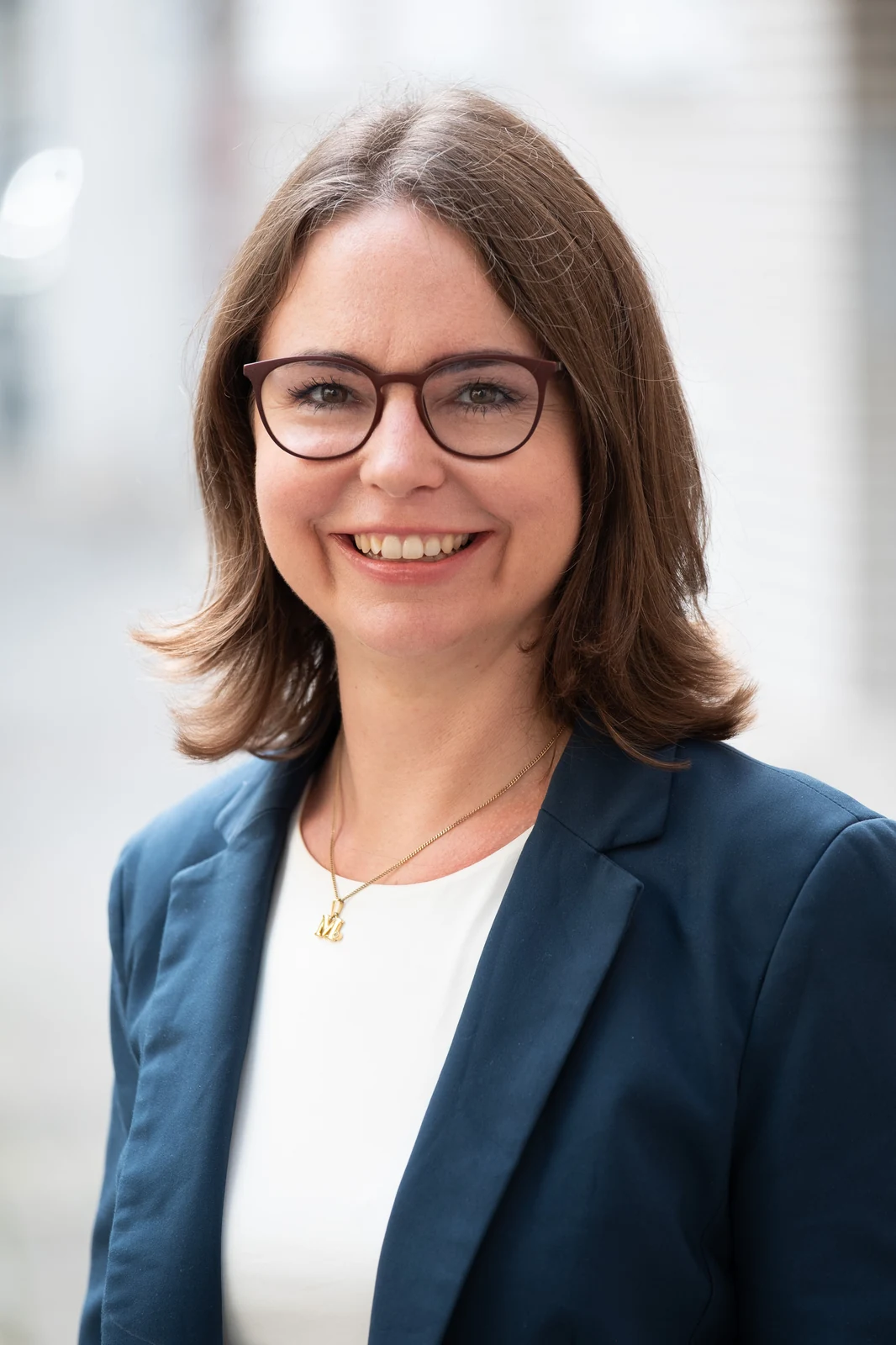 Marie Glück im blauen Blazer