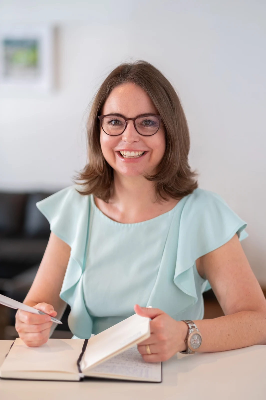 Marie Glück beim Arbeiten mit einem Notizbuch