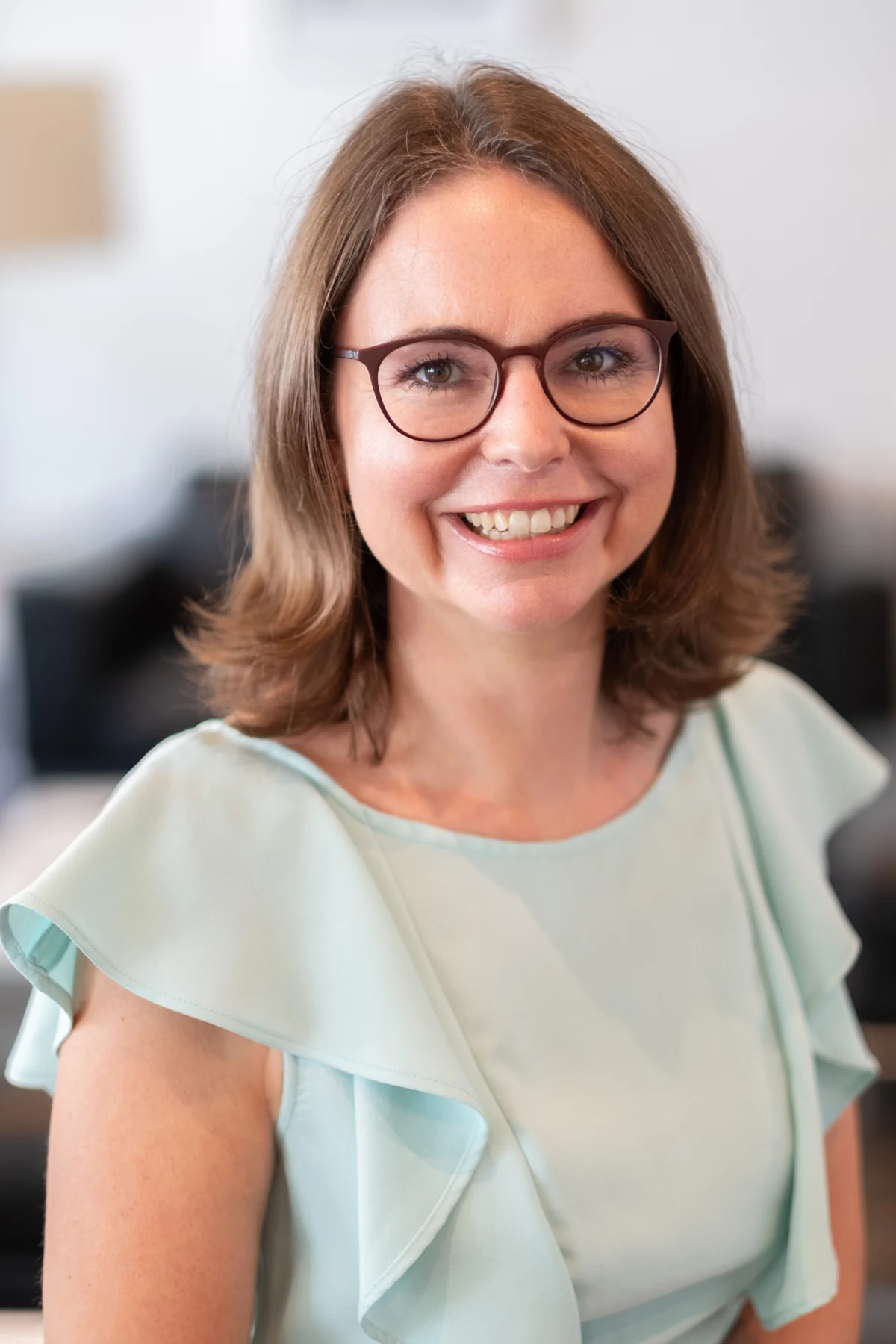 Marie Glück lächelnd im hellen Oberteil