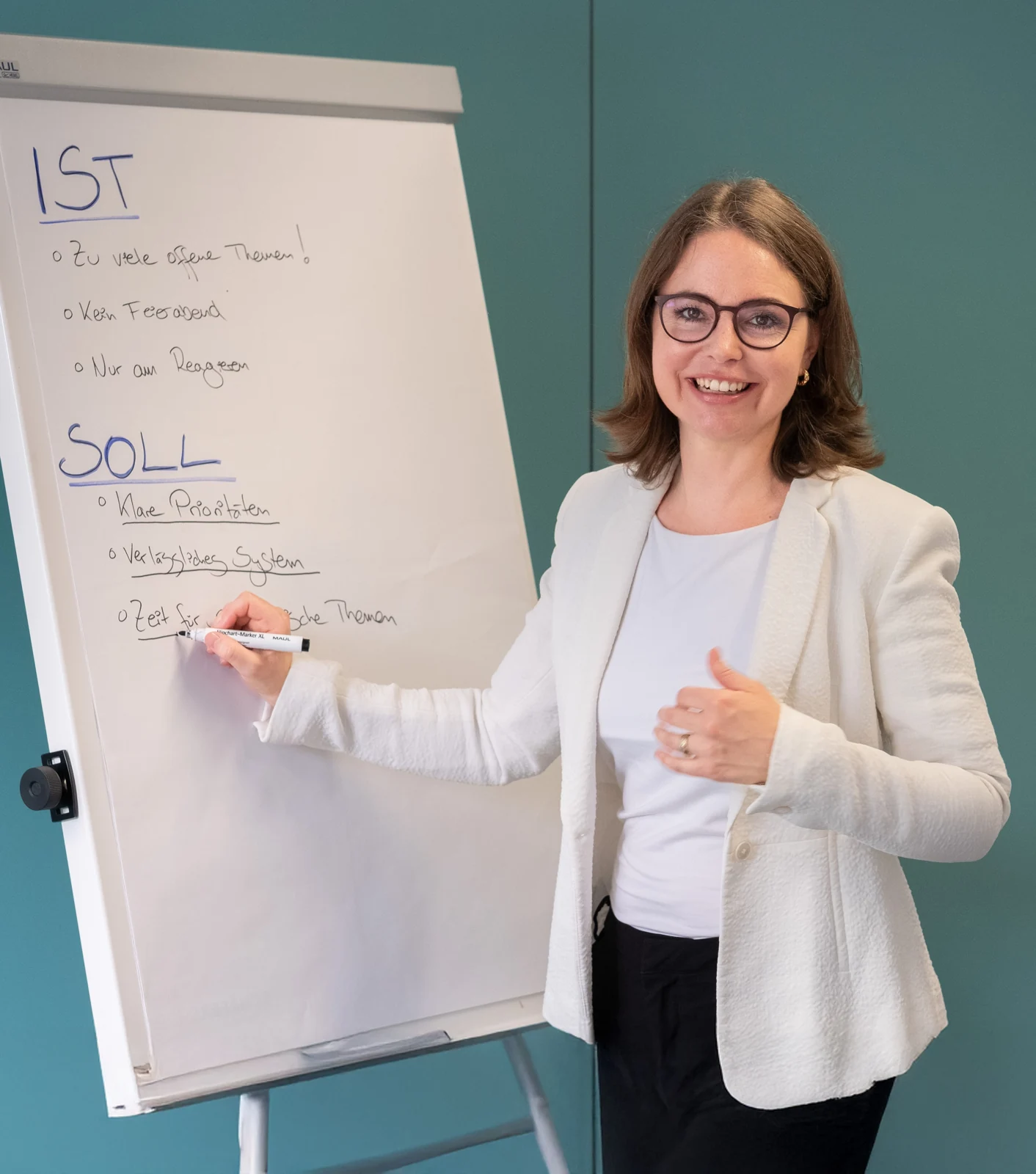 Marie Glück am Flipchart mit einer Übersicht zur Ist- und Soll-Situation